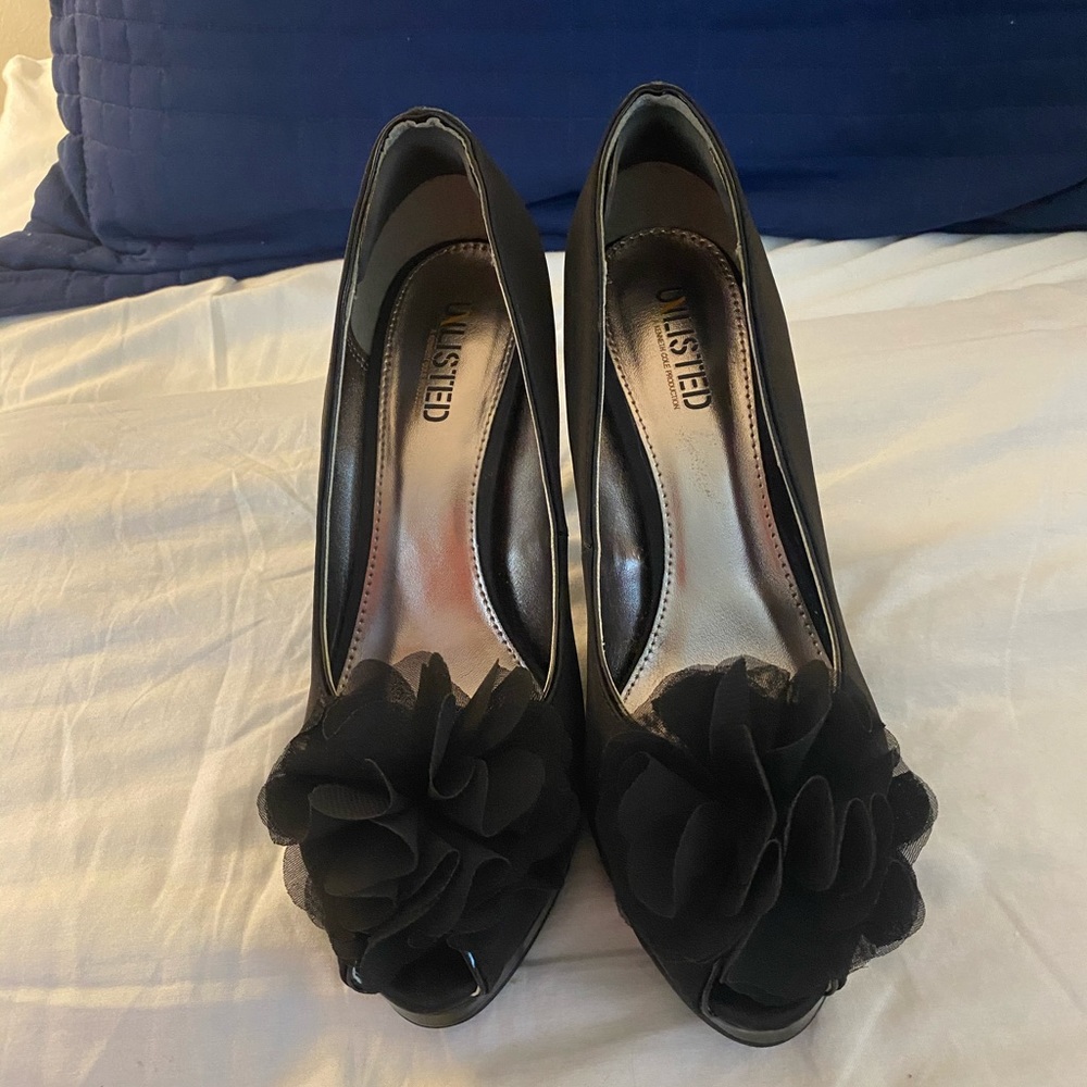 Unlisted size 9M satin 4 in heel peep-toe. Worn 1!